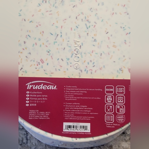 NWT set of 2 - Trudeau 9" Confetti Silicone Cake or Pie Dish with Pink Handles - Picture 5 of 5